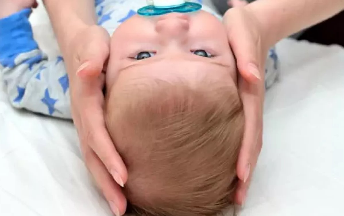 Bebeklerde Kafa Yamukluğu Nasıl Düzelir?
